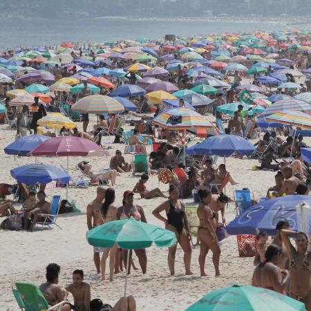 Movimentação na praia de Ipanema em dia de forte calor na cidade do Rio de Janeiro -  LUIZ GOMES/ESTADÃO CONTEÚDO