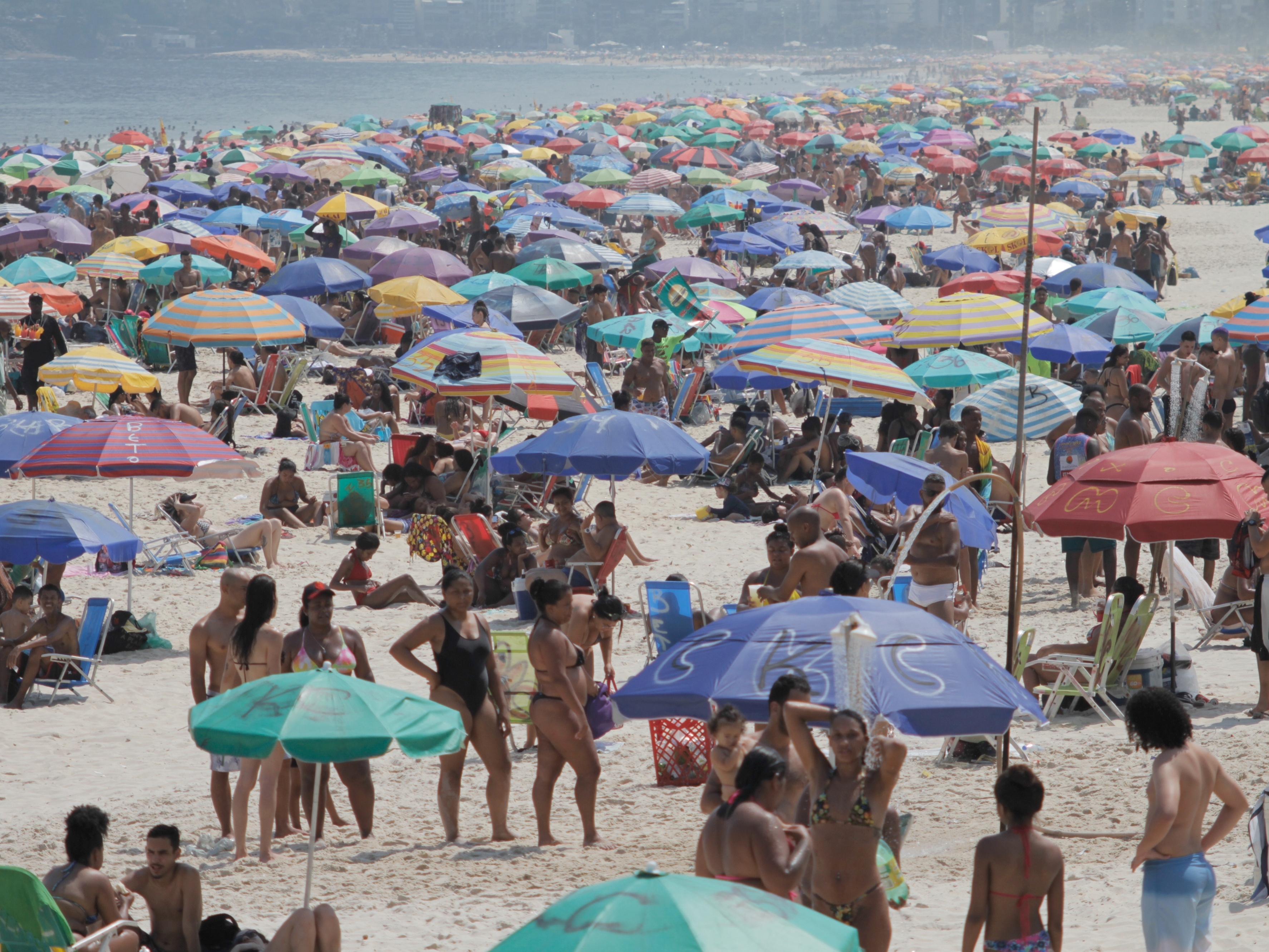 Prefeitura do Rio libera volta às aulas, praias, self-service e esportes coletivos 