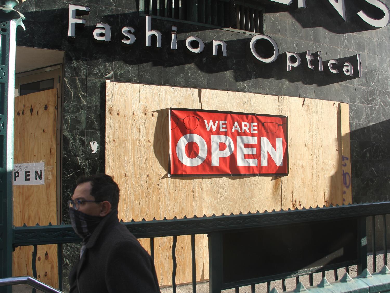 03 nov. 2020 - Loja abre cercada de tapumes em Nova York, EUA, no dia das eleições presidenciais - Niyi Fote/TheNews2/Estadão Conteúdo