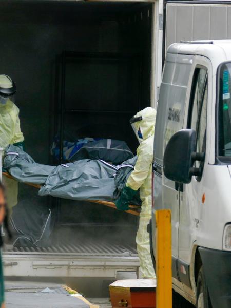 04.jan.2021- Funcionários do Hospital Pronto-Socorro João Lúcio retiram corpo de vítima da covid-19 de contêiner frigorífico, em Manaus - SANDRO PEREIRA/ESTADÃO CONTEÚDO