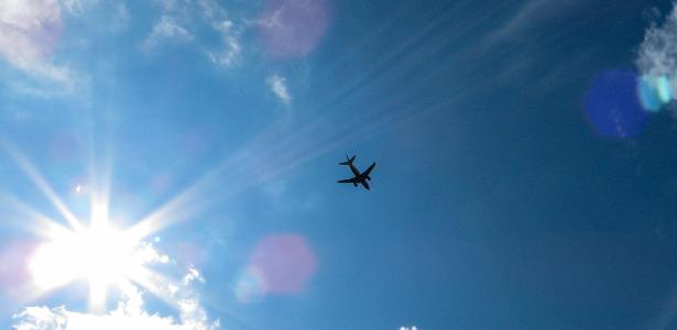 Por que as nuvens são brancas e ficam escuras quando vai chover?