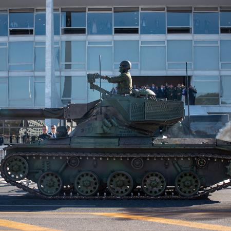 Tanque desfila em frente ao Palácio do Planalto em 2021 