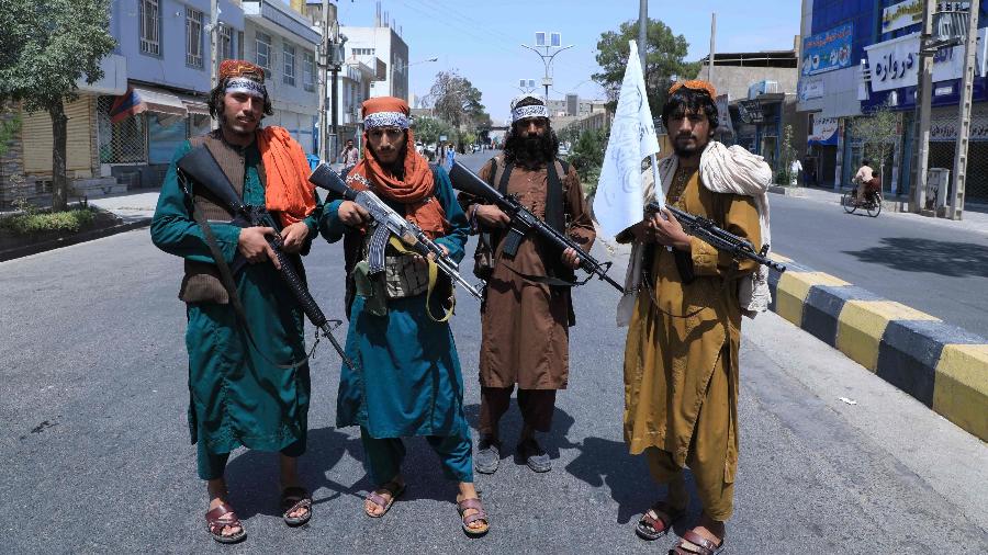 Soldados do Talibã fazem a guarda de estrada no Afeganistão - AREF KARIMI / AFP