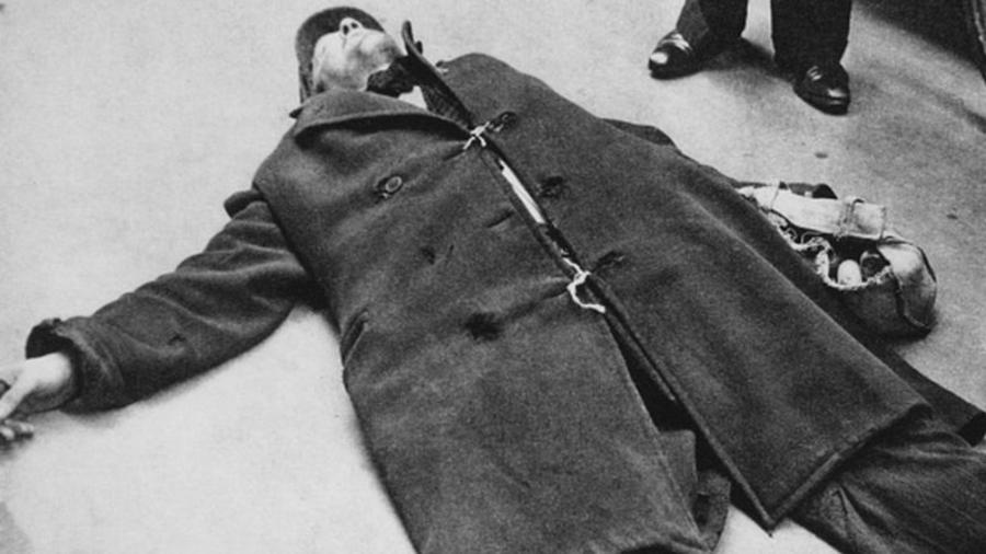 Homem desfalecido pela fome, na Holanda, no inverno de 1944; "hongerwinter" deixou 20 mil mortos no país e consequências de longo prazo para a saúde - HULTON ARCHIVE/GETTY IMAGES