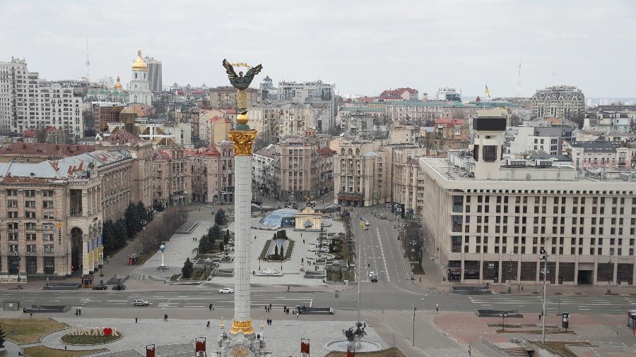 A Praça da Independência no centro de Kiev em 25 de fevereiro: Enquanto cartões-postais ucranianos se esvaziam ou são destruídos, o tráfego de turistas fica dificultado ao redor do mundo devido ao fechamento de portos e espaços aéreos - Valentyn Ogirenko/Reuters
