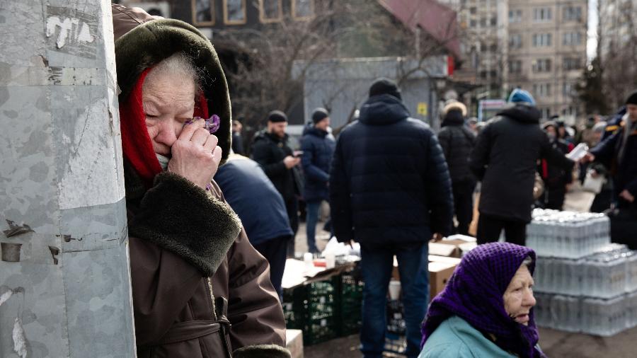 9.mar.2022 - Idosa se emociona enquanto pessoas fogem da invasão russa na Ucrânia, em Irpin, nos arredores de Kiev - Mikhail Palinchak/Reuters