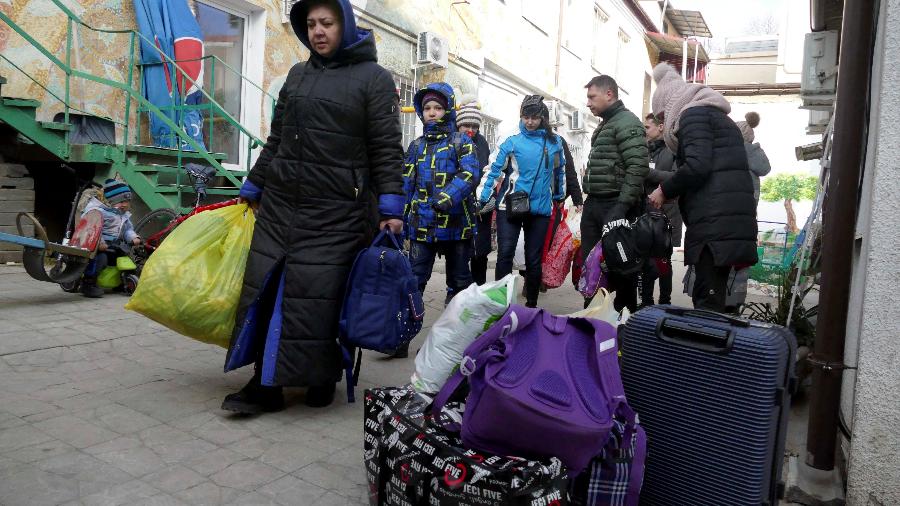 10.mar.2022 - Pessoas pegam seus pertences enquanto fogem, em meio à invasão russa da Ucrânia, em Odessa, na Ucrânia. - REUTERS / Igor Tkachenko