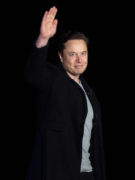 Elon Musk acena durante conferência SpaceX, sua empresa espacial - Jim Watson/AFP