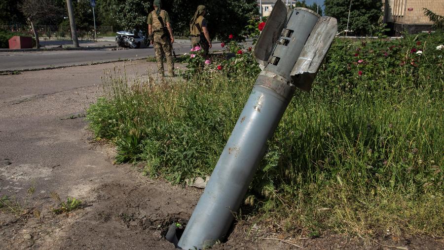Foguete não detonado na cidade de Lysychansk, na Ucrânia, onde continuam os ataques da Rússia - Oleksandr Ratushniak/Reuters