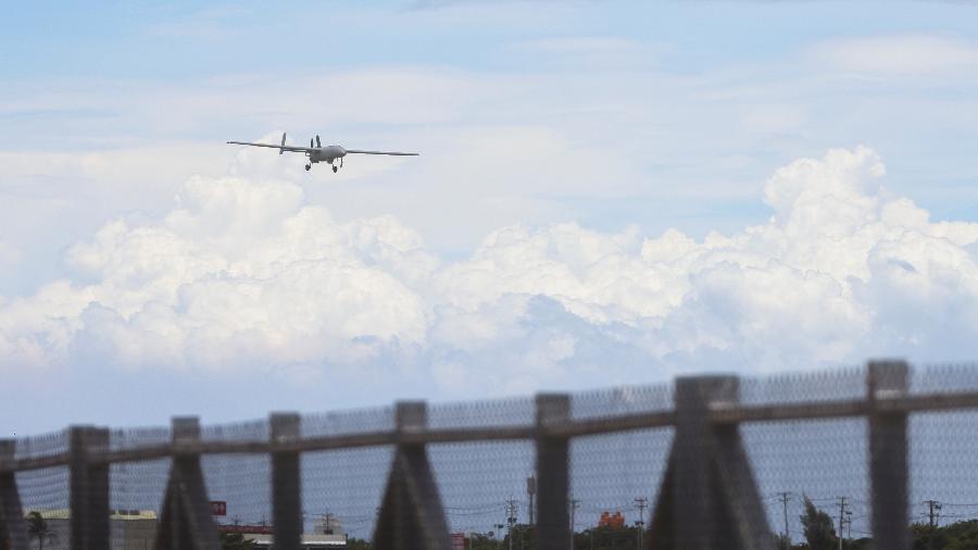 Avião não tripulado de Taiwan se prepara para pousar durante um exercício militar no aeroporto de Hengchu - REUTERS/Ann Wang