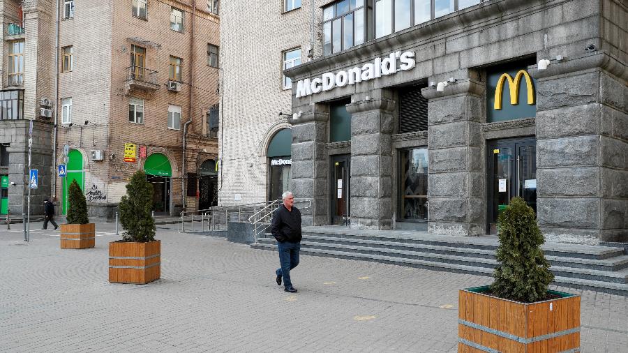 25.fev.2022 - Homem passa na frente de um restaurante McDonald"s fechado no centro da capital Kiev, na Ucrânia - REUTERS/Valentyn Ogirenko/Foto de arquivo