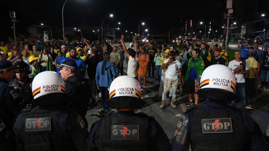 Apoiadores de Jair Bolsonaro entraram em confronto com a polícia durante protesto em Brasília - 12.dez.2022 - Evaristo Sá/AFP