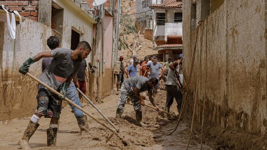 População ajudou os Bombeiros em São Sebastião - Arquivo pessoal/Camila Guermandi