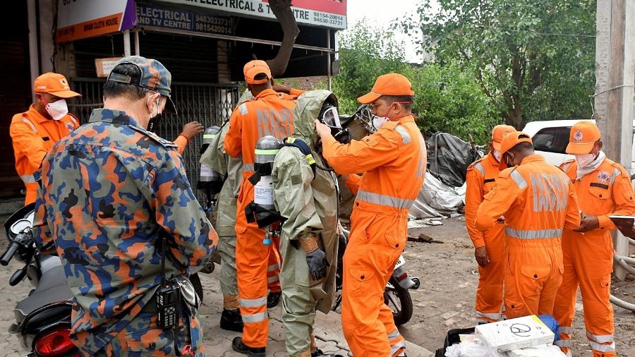 Equipes de resgate usam equipamento de proteção no local onde ocorreu um vazamento de gás em Ludhiana, no norte da Índia - STRINGER/REUTERS