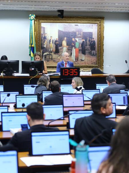 Discussão e votação de propostas legislativas na CCJ