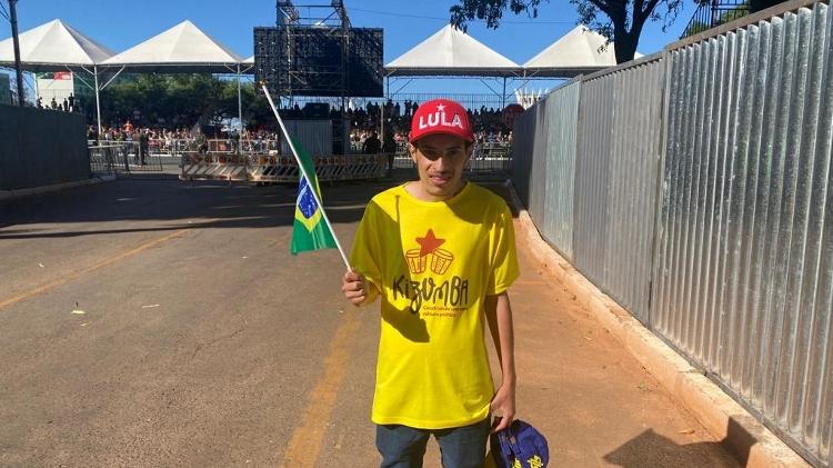 Cosme Passos Salvador foi de camiseta amarela e boné onde se lia Lula