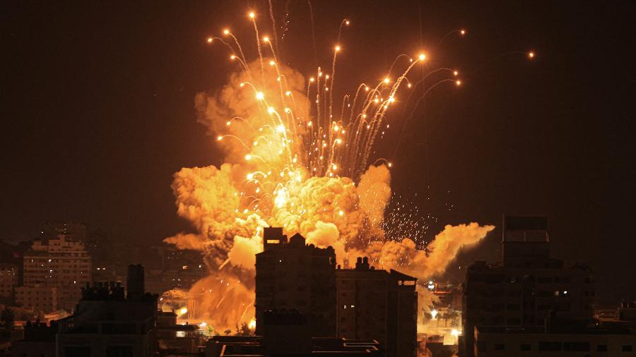 8.out.2023 - Um míssil explode na Faixa de Gaza durante um ataque aéreo de Israel.