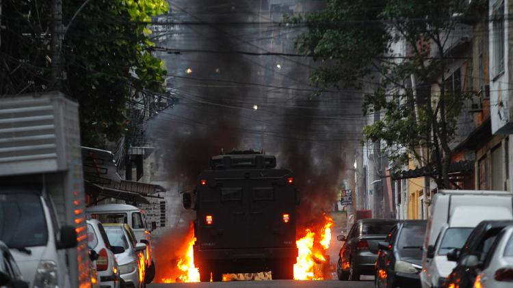 Policiais militares fazem operação na Vila Cruzeiro, na zona norte do Rio de Janeiro