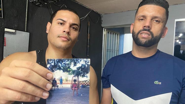 Nickson Rodrigues, 40, técnico de enfermagem, e seu irmão Eduardo Gomes, 33, cabeleireiro, seguram a foto da avó Maria Abel, que era proprietária do imóvel