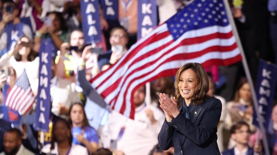 Kamala Harris acena ao deixar o palco no quarto e último dia da Convenção Nacional Democrata em Chicago