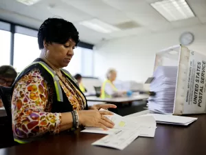 Eleitores da Carolina do Norte começam a receber cédulas para voto por correio nos EUA