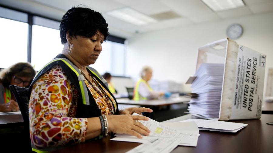 05.set.24 - Um funcionário eleitoral prepara cédulas de voto para a eleição geral antes de enviá-las aos eleitores, na sede do Conselho Eleitoral do Condado de Wake em Raleigh, Carolina do Norte