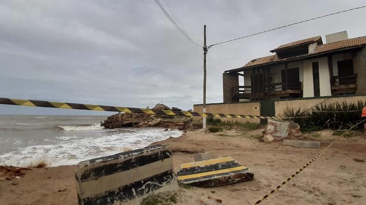 Com avanço do mar, moradores estão perdendo as casas em Atafona