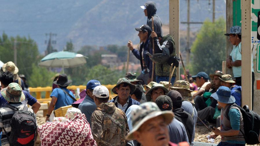 15.out.2024 - Apoiadores de Evo Morales bloqueiam vias no segundo dia de protestos contra a provável prisão do ex-presidente boliviano