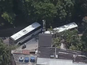 Criminosos sequestram 7 ônibus para fazer barricada no Rio de Janeiro