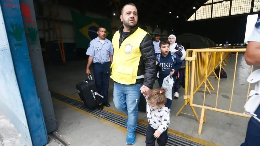 Ahmad com a filha Farah e família: reencontro ocorreu após sexto voo da Operação Raízes do Cedro