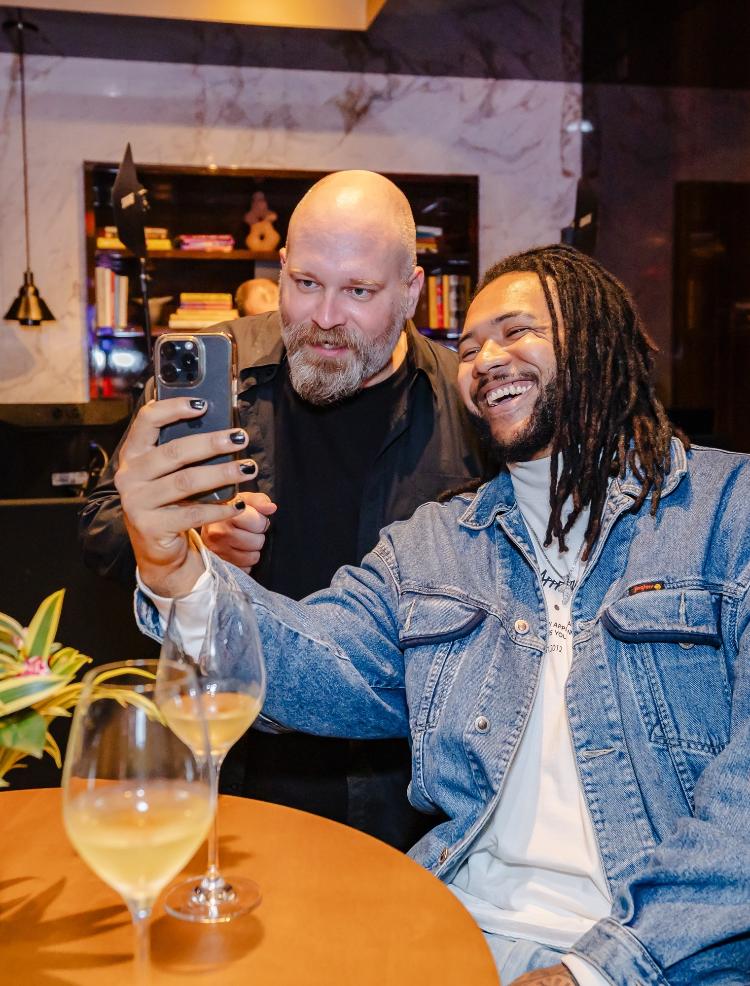 Arape Malik garante a selfie com Chico Barney