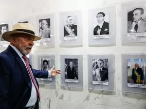 Lula visita galeria dos ex-presidentes no Planalto e critica Bolsonaro: foi eleito por mentiras