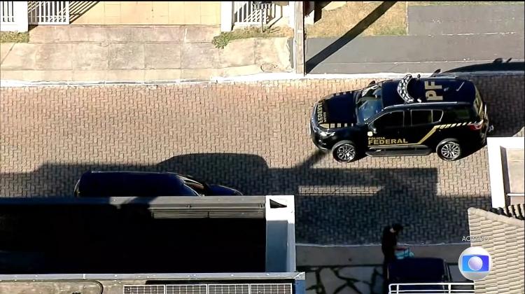 Viaturas da Polícia Federal em frente à casa de Jair Bolsonaro em Brasília Viaturas da Polícia Federal em frente à casa de Jair Bolsonaro em Brasília