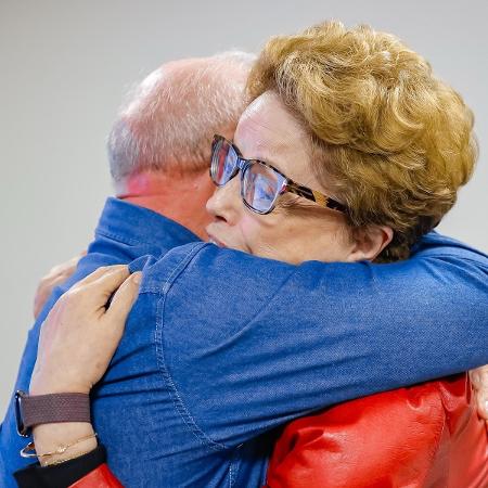 A ex-presidente Dilma Rousseff abraça Lula no hotel Intercontinental