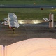 24.jun.2015 - Equipe de apoio leva o avião Solar Impulse 2 para seu hangar no aeroporto de Nagoia, Japão - Thomas Peter/ Reuters