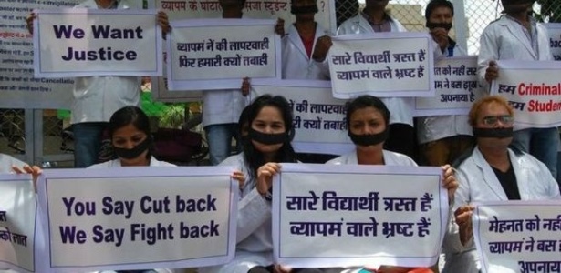 Em protesto, estudantes de medicina dizem que a fraude põe fim à meritocracia no sistema educacional indiano - Reprodução/BBC