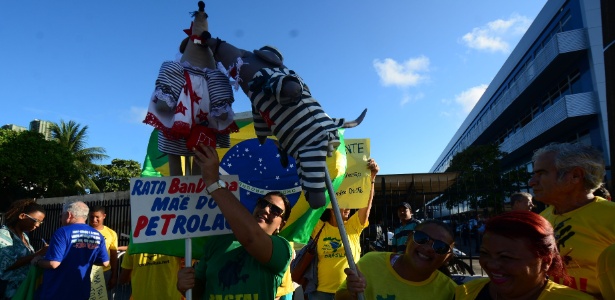 21.ago.2015 - Manifestantes do Movimento Brasil Livre protestam contra presidente Dilma Rousseff no Recife - Chico Peixoto/Leia Já Imagens/Estadão Conteúdo
