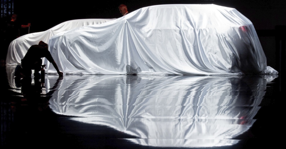 14.set.2015 - Funcionário confere os últimos detalhes para a exibição do Infiniti, antes da abertura do 66º Salão do Automóvel de Frankfurt, Alemanha