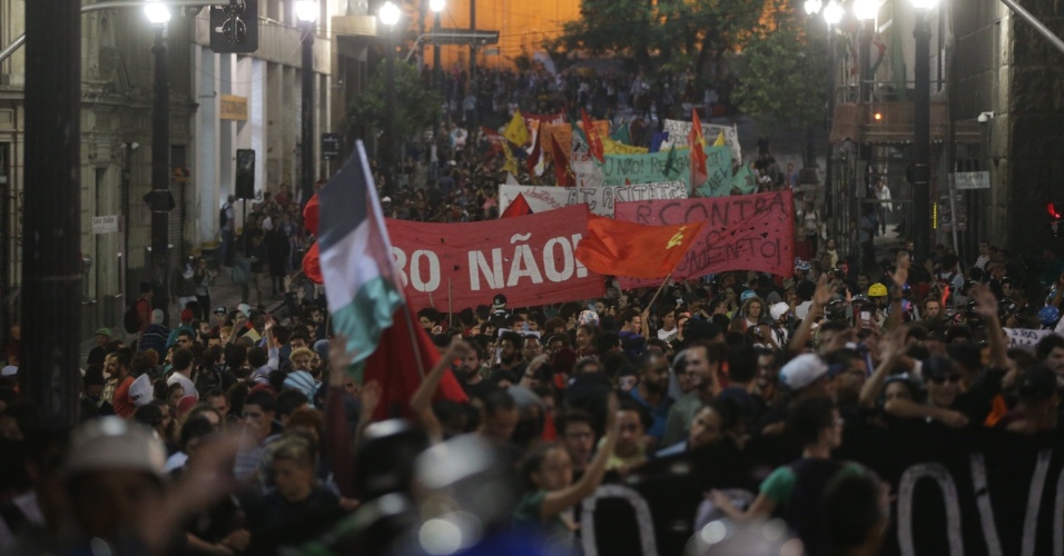 21.jan.2016 - Manifestantes fazem passeata pelas ruas do centro de São Paulo no quinto ato convocado pelo MPL (Movimento Passe Livre) contra o aumento das passagens de ônibus e metrô da capital paulista