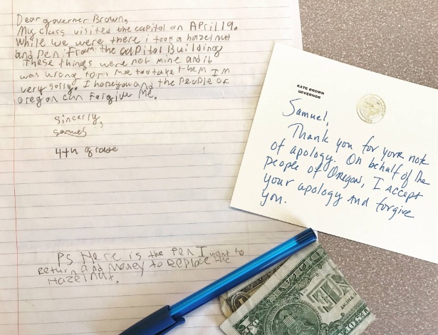 Carta de Samuel Revenko, com o dinheiro e a caneta, e a resposta da governadora - Reprodução/Facebook Governor Kate Brown