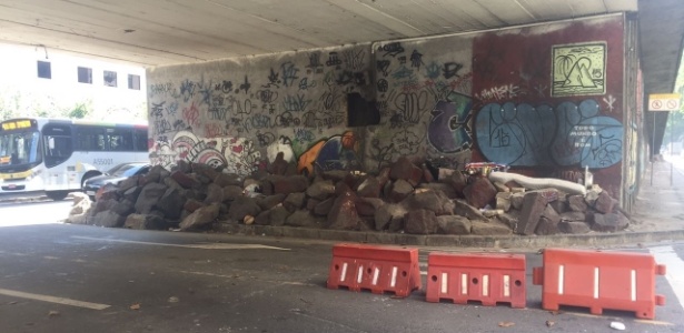 Debaixo do viaduto Engenheiro Noronha, que dá acesso ao Túnel Santa Bárbara, em Laranjeiras, a prefeitura colocou pedras para que ninguém se instalasse ali - Giovani Lettiere