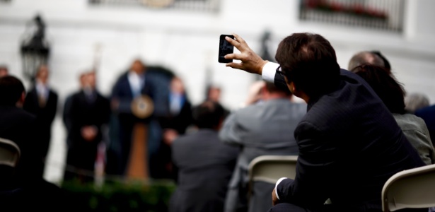 Público usa celular durante evento na Casa Branca, Washington DC - Luke Sharrett/The New York Times