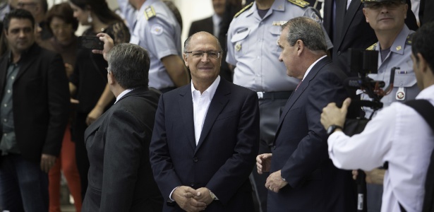 07.nov.2017 - Geraldo Alckmin ao lado do secretário da Segurança Pública, Mágino Alves Barbosa Filho, durante entrega de carros da polícia