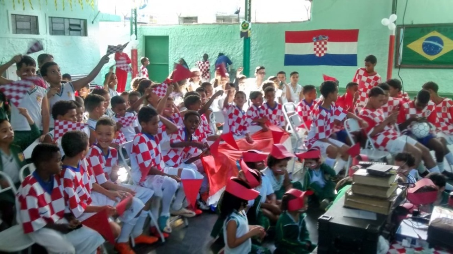 Preparativos na Vila Croácia, no Rio, para o jogo do país homônimo contra a Inglaterra - Vila Croácia Senador Camará/Divulgação