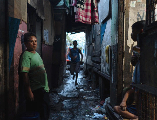 Edwin Panis no beco de uma favela perto de onde ele foi preso em Manila - Hannah Reyes Morales/The New York Times