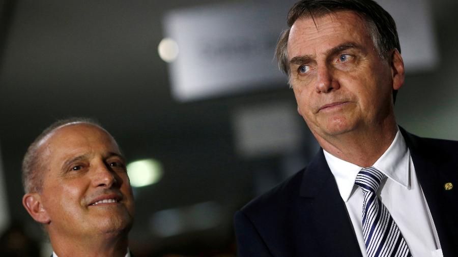 O ministro da Casa Civil, Onyx Lorenzoni (à esq.), e o presidente Jair Bolsonaro durante entrevista em Brasília - REUTERS/Adriano Machado