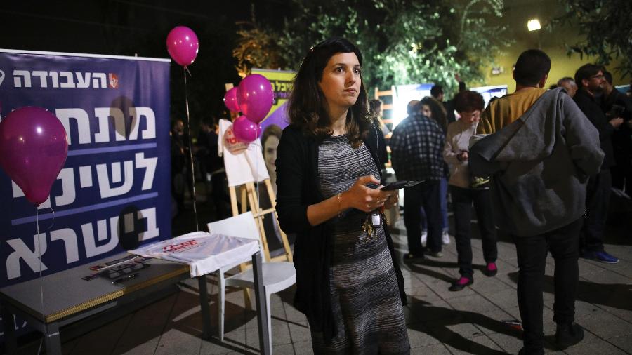 Michal Zernowitski, que está buscando apoio do Partido Trabalhista para concorrer ao Parlamento, durante um evento em Tel Aviv - Corinna Kern/The New York Times