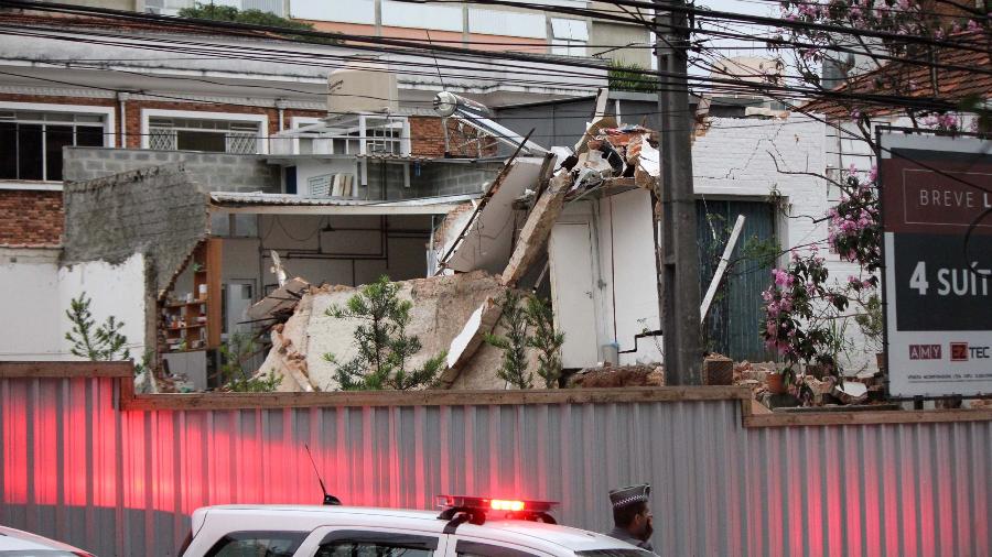 Muro de uma residência desabou na Avenida Ministro Gabriel de Rezende Passos, em Moema, na zona sul de São Paulo - Willian Moreira/Futura Press/Estadão Conteúdo