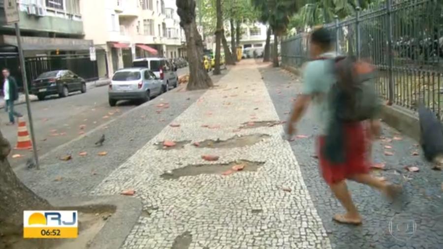 Imagens de TV flagraram um homem largando uma camiseta e um celular que teria roubado pouco antes na praia de Copacabana - Reprodução/Tv Globo