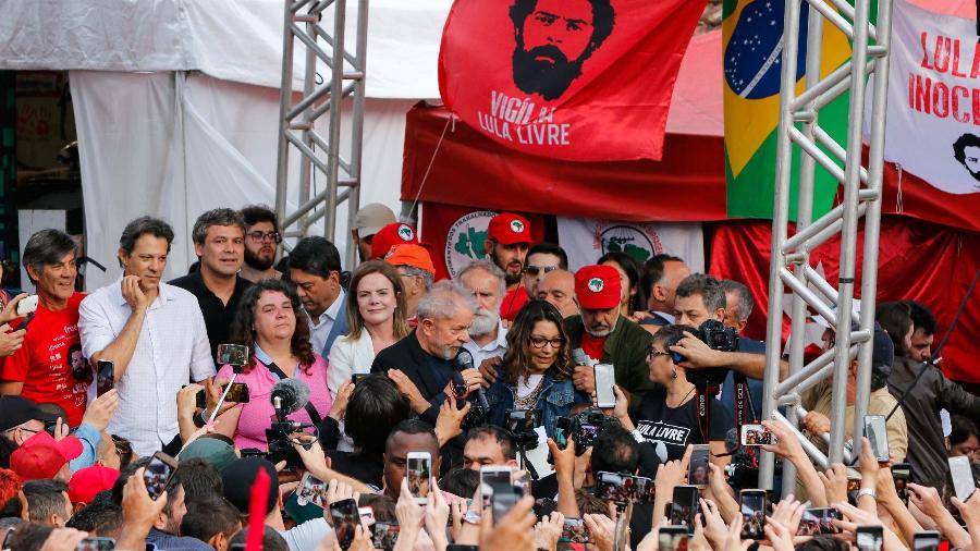 8.nov.2019 - Lula discursa para apoiadores em Curitiba após deixar a carceragem da PF - CASSIANO ROSÁRIO/FUTURA PRESS/ESTADÃO CONTEÚDO